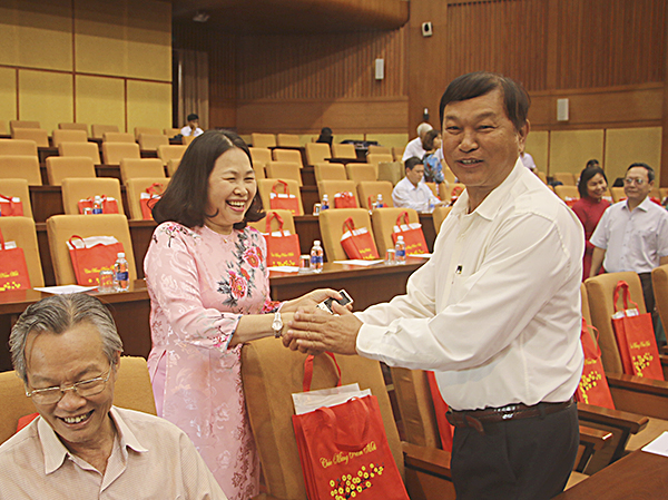 Đồng chí Nguyễn Thị Yến, Phó Bí thư Thường trực Tỉnh ủy, Trưởng đoàn ĐBQH tỉnh gặp gỡ các đại biểu tại buổi họp mặt. 