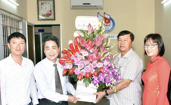 Đồng chí Hoàng Văn Định, Phó Giám đốc Sở Thông tin - Truyền thông tặng hoa chúc Tết Hội Nhà báo tỉnh.