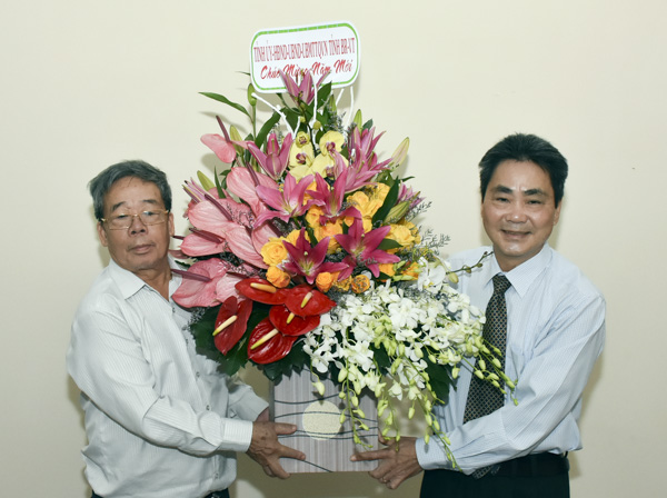 Đồng chí Hoàng Văn Định, Phó Giám đốc Sở Thông tin - Truyền thông tặng hoa chúc Tết Hội Văn học - Nghệ thuật tỉnh.
