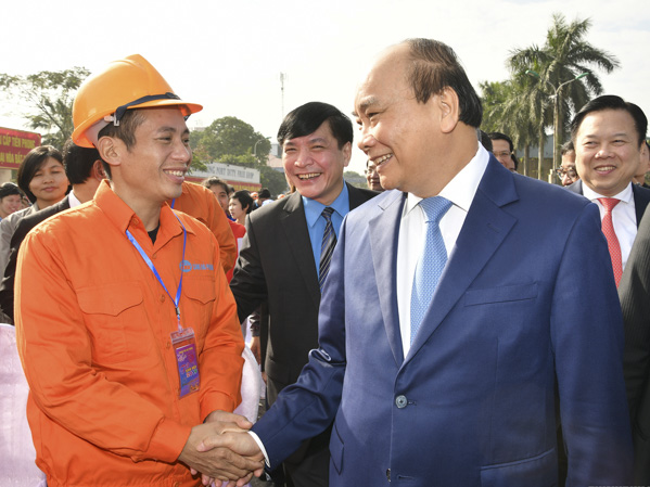 Thủ tướng Nguyễn Xuân Phúc thăm hỏi công nhân lao động. Ảnh: QUANG HIẾU