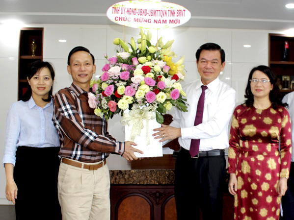 Đồng chí Nguyễn Hồng Lĩnh tặng hoa chúc mừng Công ty CP Đông Á.