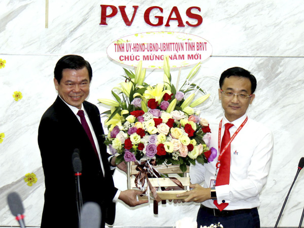 Đồng chí Nguyễn Hồng Lĩnh tặng hoa chúc mừng Công ty TNHH Chế biến khí Vũng Tàu.