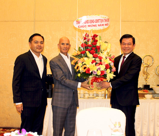Đồng chí Nguyễn Hồng Lĩnh tặng hoa chúc mừng đại diện lãnh đạo The Grand Hồ Tràm Strip.