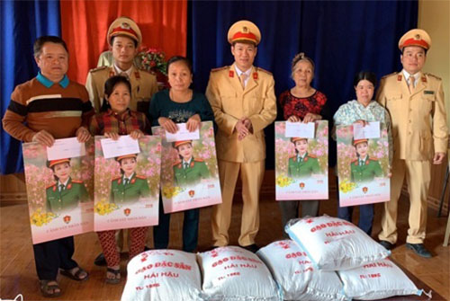 Trao quà cho các hộ nghèo