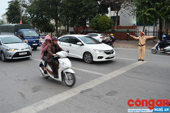 CSGT làm nhiệm vụ tại khu vực Cầu Kênh Bắc trong giờ cao điểm