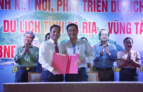 Ông Phạm Ngọc Hải (hàng đầu, bên trái), Chủ tịch HHDL tỉnh và đại diện UBND TP. Bến Tre ký kết thỏa thuận hợp tác du lịch năm 2018.