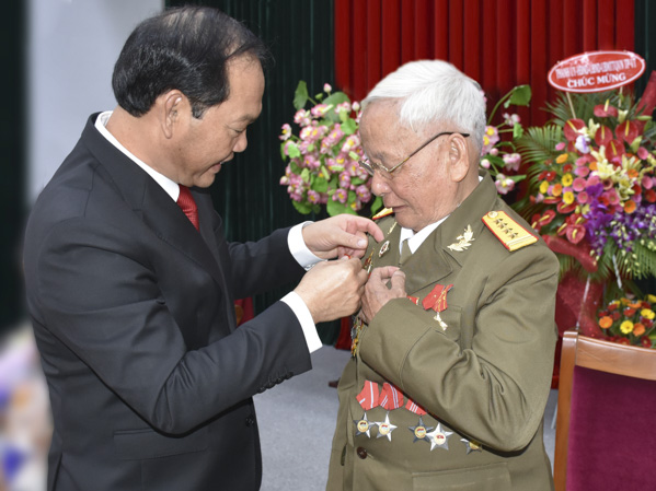 Đồng chí Mai Ngọc Thuận, Ủy viên Ban Thường vụ Tỉnh ủy,  Bí thư Thành ủy Vũng Tàu trao Huy hiệu Đảng cho các đảng viên 70 năm tuổi Đảng.