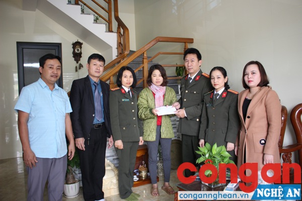 Tặng quà cho đại diện gia đình đồng chí Trung tá Phan Song Hiếu