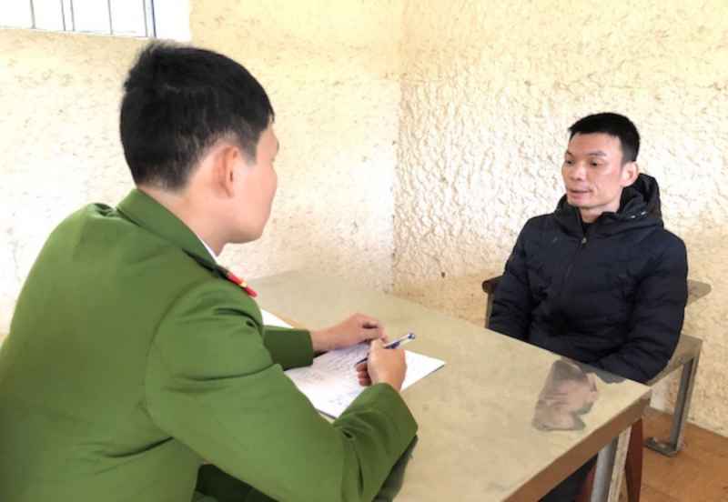 Lấy lời khai đối tượng Phạm Hồng Nguyên (SN 1975, trú tại thôn Đại Tiến, xã Đức Dũng, huyện Đức Thọ), kẻ cầm đầu vụ việc