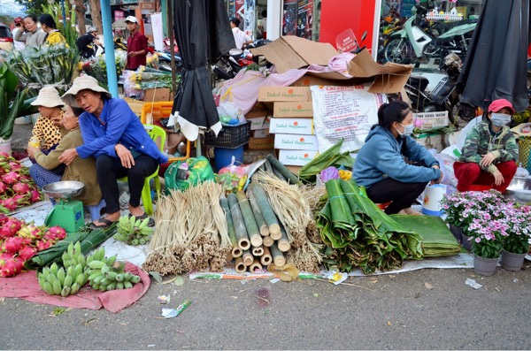 Lá dong, lá chuối, lạt gói bánh được bán khá nhiều tại chợ Bà Tô (huyện Xuyên Mộc).