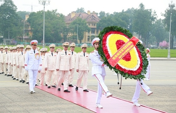 Đoàn đại biểu Đảng ủy Công an Trung ương, Bộ Công an vào Lăng viếng Chủ tịch Hồ Chí Minh.