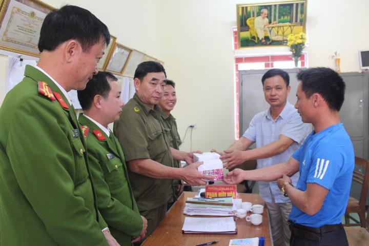 Người dân giao nộp 2,8 kg pháo nổ cho lực lượng công an.