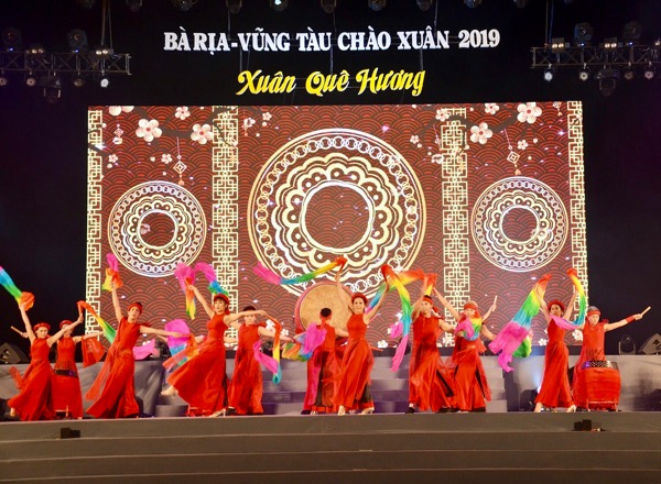 Tiết mục trống hội khai Xuân do vũ đoàn Sài Gòn biểu diễn.