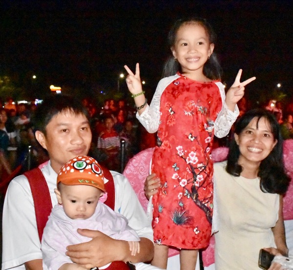 Gia đình anh Nguyễn Minh Quang, ở phường Long Tâm, TP. Bà Rịa cùng đến xem chương trình nghệ thuật “Xuân quê hương”.
