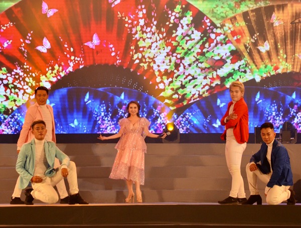 Ca sĩ Cao Mỹ Kim và vũ đoàn trình bày ca khúc Con bướm Xuân.