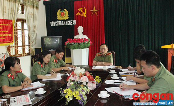 Đồng chí Đại tá Lê Xuân Hoài, Phó Giám đốc Công an tỉnh làm việc với Báo Công an Nghệ An