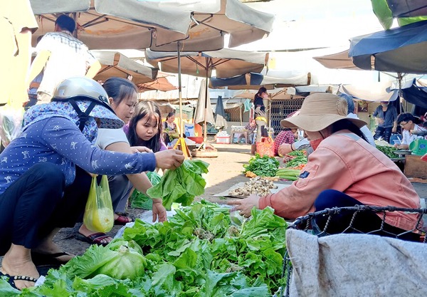 Người dân mua rau xà lách tại chợ Rạch Dừa sáng mùng 2 Tết.