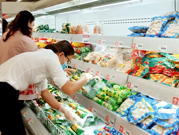 Người dân chọn mua thực phẩm tại Siêu thị Lotte Mart Vũng Tàu sáng mùng 2 Tết.