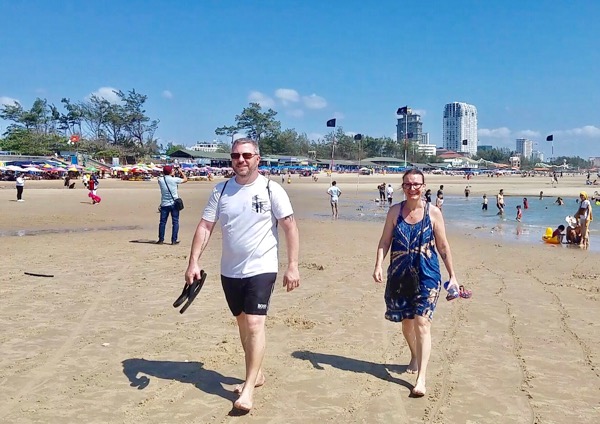 Khách du lịch nước ngoài dạo chơi trên bãi biển Bãi Sau (TP. Vũng Tàu).