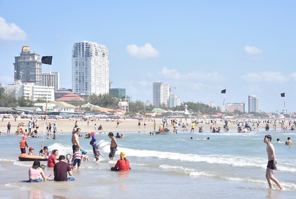 Thời tiết nắng nóng nên du khách các tỉnh, thành phố đổ về Vũng Tàu tắm biển trong những ngày Tết.