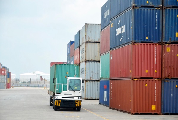 Xe chở hàng ra vào liên tục tại khu vực chứa container của cảng TCIT.