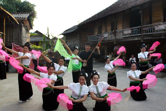 Nam thanh nữ tú  múa hát trong  dịp Tết