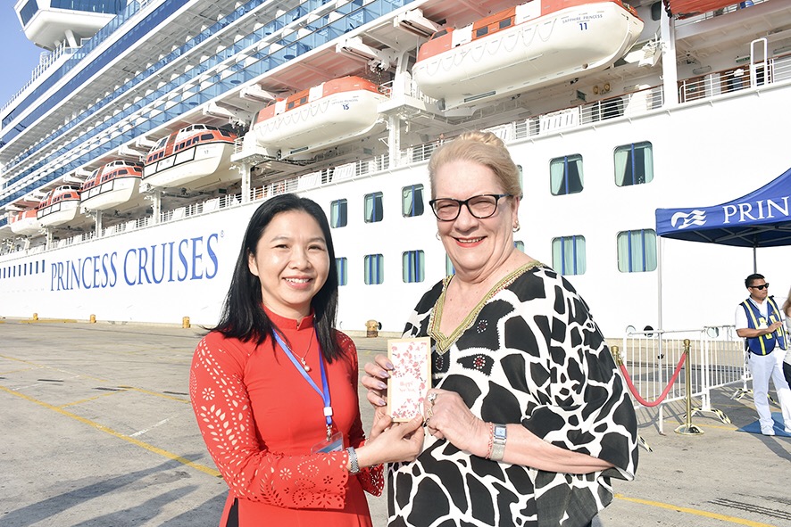 Bà Trần Thị Thu Hiền, Phó Giám đốc Sở Du lịch lì xì cho bà Gay Movvis (người Úc), chuyên viên điều hành các tuyến tàu du lịch quốc tế.