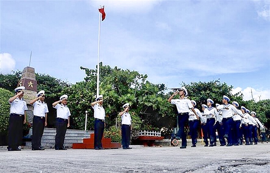 Nghi thức duyệt đội ngũ sau lễ chào cờ trên đảo Trường Sa Đông (quần đảo Trường Sa).