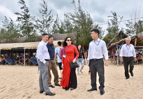 Lãnh đạo Sở Du lịch thị sát thực tế tại bãi biển công cộng Hồ Tràm, huyện Xuyên Mộc.