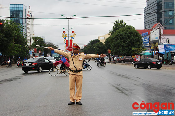 Mặc dù thời tiết giá lạnh nhưng lực lượng Cảnh sát Giao thông vẫn có mặt làm nhiệm vụ từ sớm để phân luồng các điểm có nhiều phương tiện lưu thông