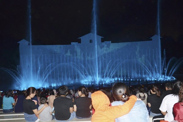 Du khách xem nhạc nước tại KDL Hồ Mây. Sản phẩm du lịch mới khai trương này đã thu hút 5.000 khách trong đêm mùng 4 Tết. 