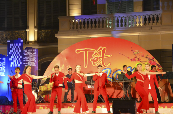 Các tiết mục văn nghệ do Đoàn ca múa nhạc tổng hợp An Giang biểu diễn tại Nhà Truyền thống Cách mạng Vũng Tàu.