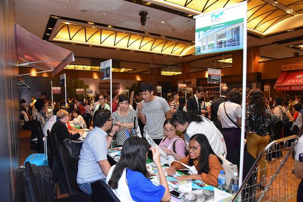 Các bạn trẻ Việt Nam tham gia Triển lãm Du học Pháp 2018. (Ảnh: ĐSQ Pháp tại Việt Nam)
