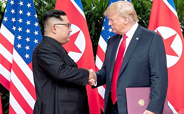 Tổng thống Mỹ Donald Trump và Nhà lãnh đạo Triều Tiên Kim Jong-un trong cuộc gặp thượng đỉnh đầu tiên tháng 6-2018. (Ảnh The White house)