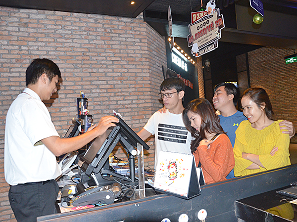 Khách mua vé xem phim tại rạp CGV Lam Sơn Square (9 Lê Lợi, TP.Vũng Tàu).
