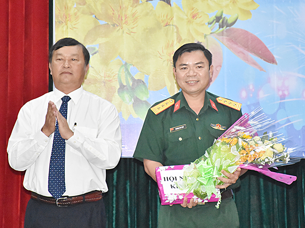 Ông Phan Đức Hiền, Chủ tịch HNB tỉnh trao các ấn phẩm báo Xuân cho BCH Quân sự tỉnh.