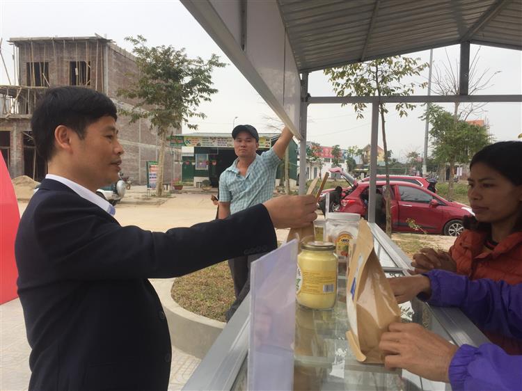 Nhiều cửa hàng giới thiệu sản vật địa phương được người tiêu dùng             chọn lựa trong đợt Tết Nguyên đán Kỷ Hợi 2019