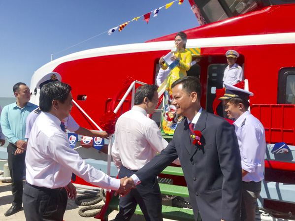Đồng chí Lê Tuấn Quốc, Phó Chủ tịch UBND tỉnh bắt tay chúc mừng lãnh đạo Công ty CP Tàu cao tốc Phú Quốc.