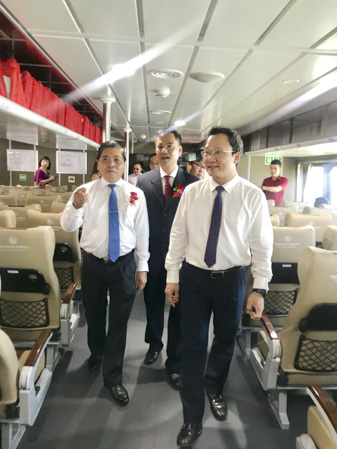 Đồng chí Lê Tuấn Quốc, Phó Chủ tịch UBND tỉnh tham quan tàu Côn Đảo Express 36.