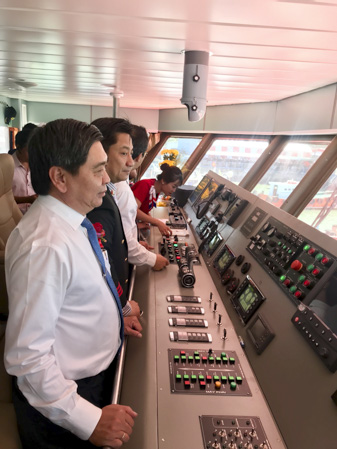 Đồng chí Lê Tuấn Quốc, Phó Chủ tịch UBND tỉnh tham quan buồng lái của tàu Côn Đảo Express 36.