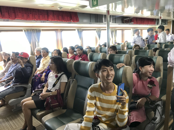 Hành khách trải nghiệm trên tàu Côn Đảo Express 36.