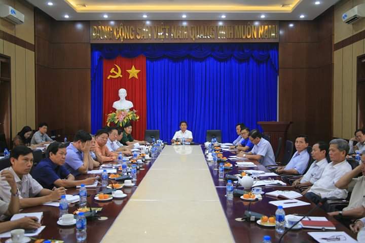 Đồng chí Bùi Chí Thành, Ủy viên Dự khuyết Trung ương Đảng, Bí thư Huyện ủy Châu Đức chủ trì cuộc họp hỗ trợ lực lượng giúp nhân dân thu hoạch hồ tiêu.