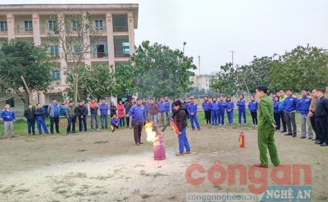 Cảnh sát PCCC&CNCH hướng dẫn, phổ biến kiến thức PCCC tại Công ty xăng dầu Nghệ An dịp trước Tết Nguyên đán
