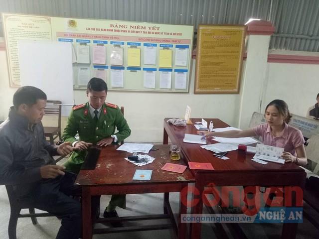 Cán bộ Công an huyện Quỳnh Lưu làm thủ tục cấp CMND tại “Bộ phận một cửa”