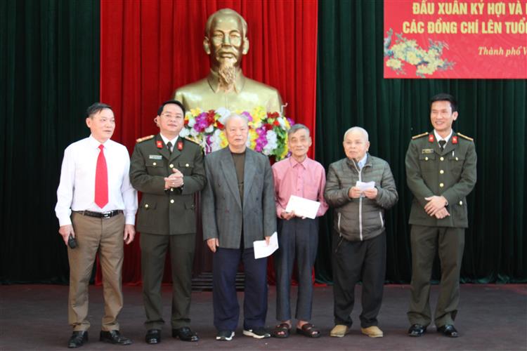 Đại diện Công an tỉnh và lãnh đạo Công an TP vinh tặng quà mừng thọ các cụ cao niên