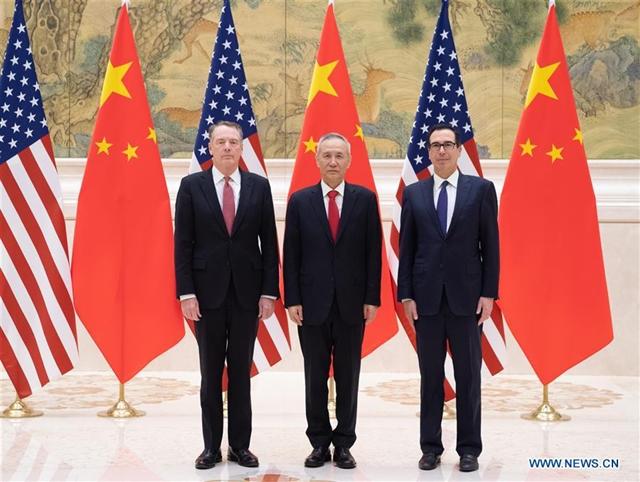Từ trái qua phải: Đại diện Thương mại Mỹ Robert Lighthizer, Phó Thủ tướng Trung Quốc Lưu Hạc và Bộ trưởng Tài chính Mỹ Steven Mnuchin tham gia đàm phán cấp cao tại Bắc Kinh (Trung Quốc), ngày 14/2 (Ảnh: Xinhua)