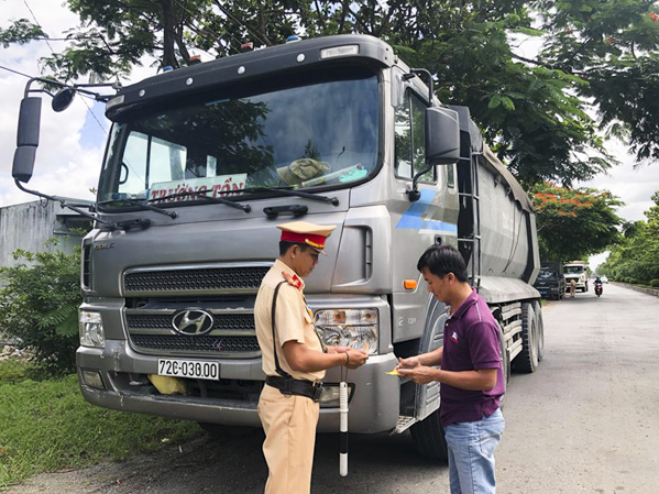 Lực lượng CSGT kiểm tra giấy tờ tài xế xe tải tại xã Tân Hải, TX.Phú Mỹ.