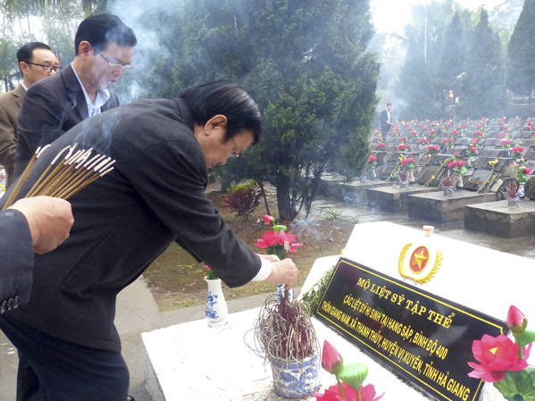 Nguyên Chủ tịch nước Trương Tấn Sang thắp hương ngôi mộ liệt sĩ tập thể trong nghĩa trang.