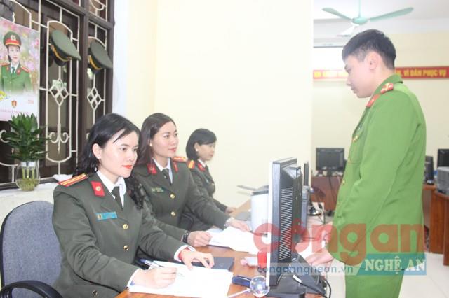 Cán bộ Phòng Hồ sơ tập trung giải quyết thủ tục hành chính                              trong nhiệm vụ chuyên môn