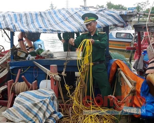 Lực lượng chức năng kiểm tra một tàu cá khai thác thủy, hải sản trái phép